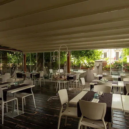 Dei Buoni E Cattivi Couette-café